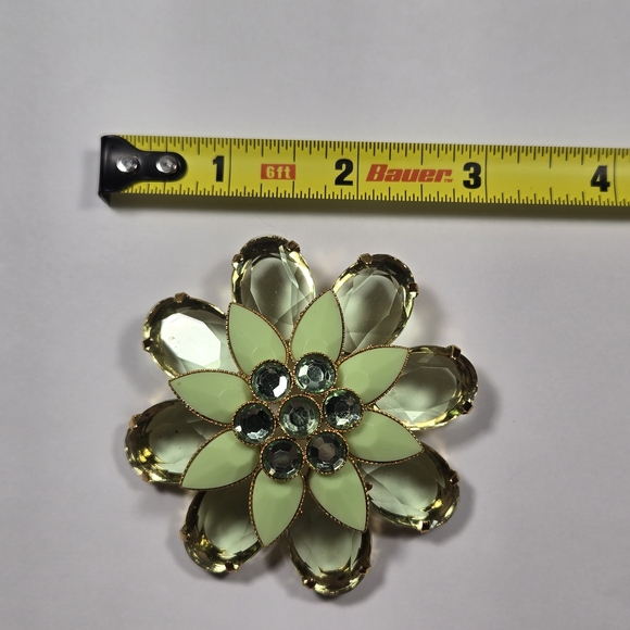 Gold Tone Trim Light Green Floral Glass Crystal Brooch - Picture 4 of 16